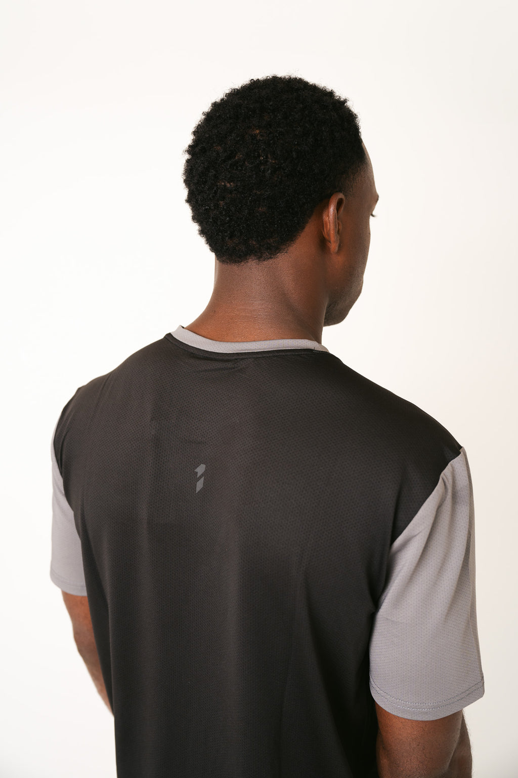 BLACK/GREY STRIDE T-SHIRT